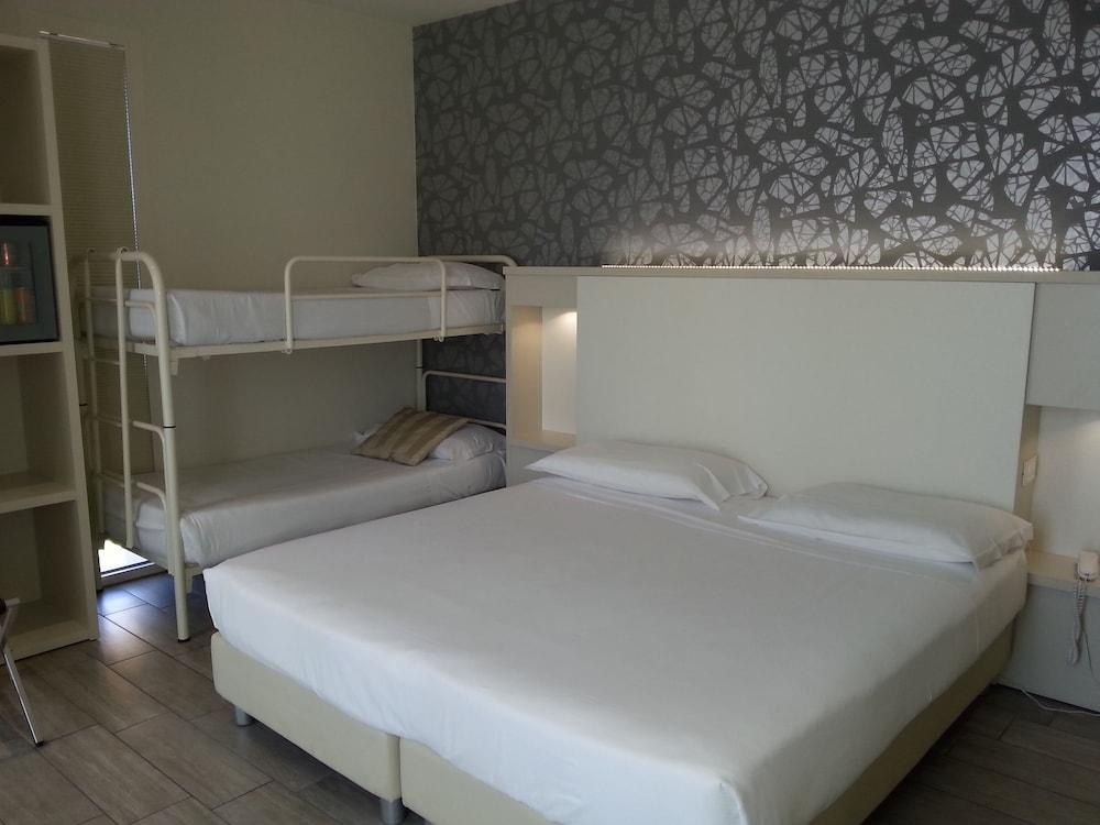 L'Hotel photo 2
