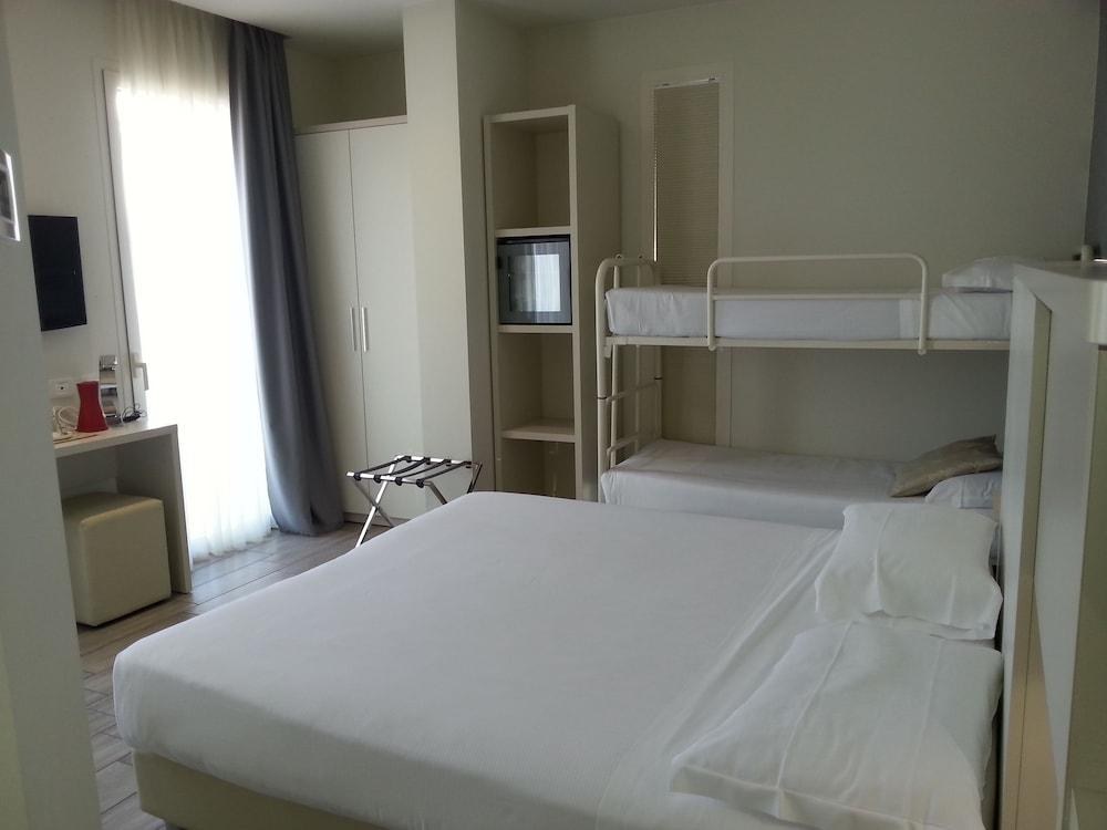 L'Hotel photo 3