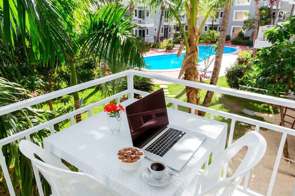 Hotel Tropicana Suites Deluxe Beach Club & Pool