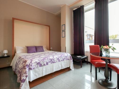 with FREE PARKING - con Parcheggio incluso - The Boheme Navigli - Quiet & comfy vintage Junior Suite photo 4