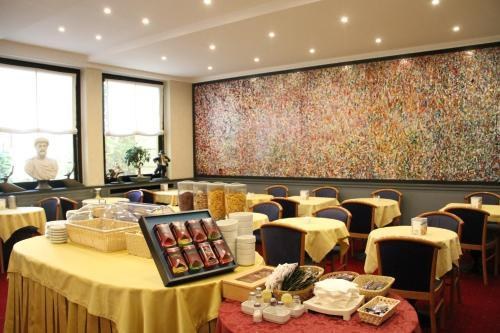Club Hotel photo 2
