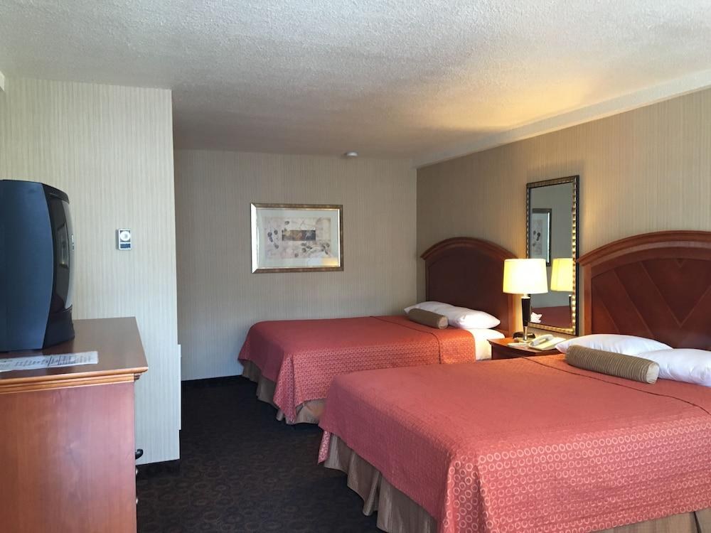 Royal Pacific Motor Inn photo 1