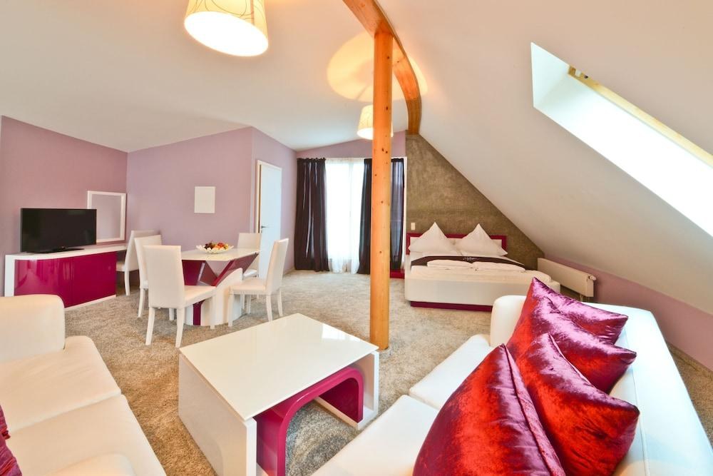 Empress Boutique Hotel photo 2