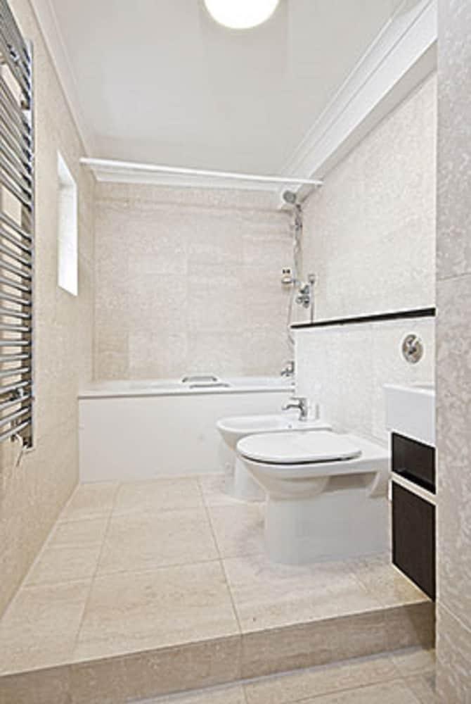 Chilworth Court photo 3