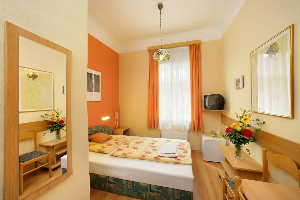 Hotel Golden City Garni photo 1