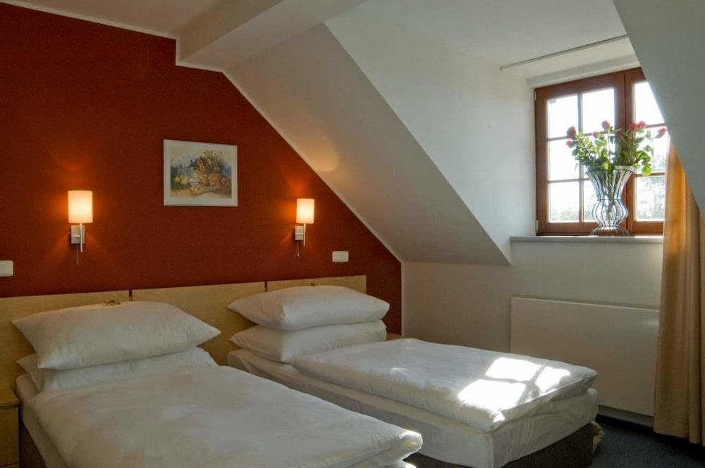 Hotel Chvalska Tvrz photo 2