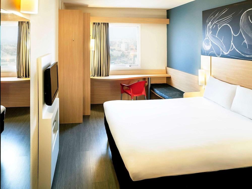 Ibis Macae photo 1