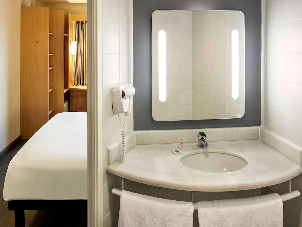 Ibis Macae photo 3