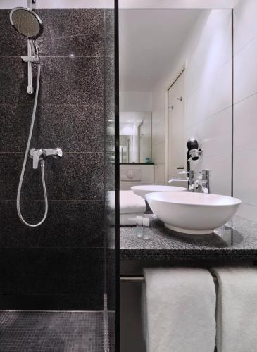 MOTEL ONE HAMBURG-ALSTER photo 4