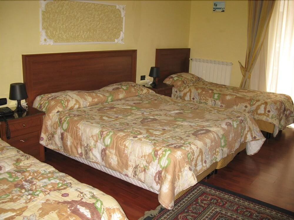 Hotel Iris photo 2