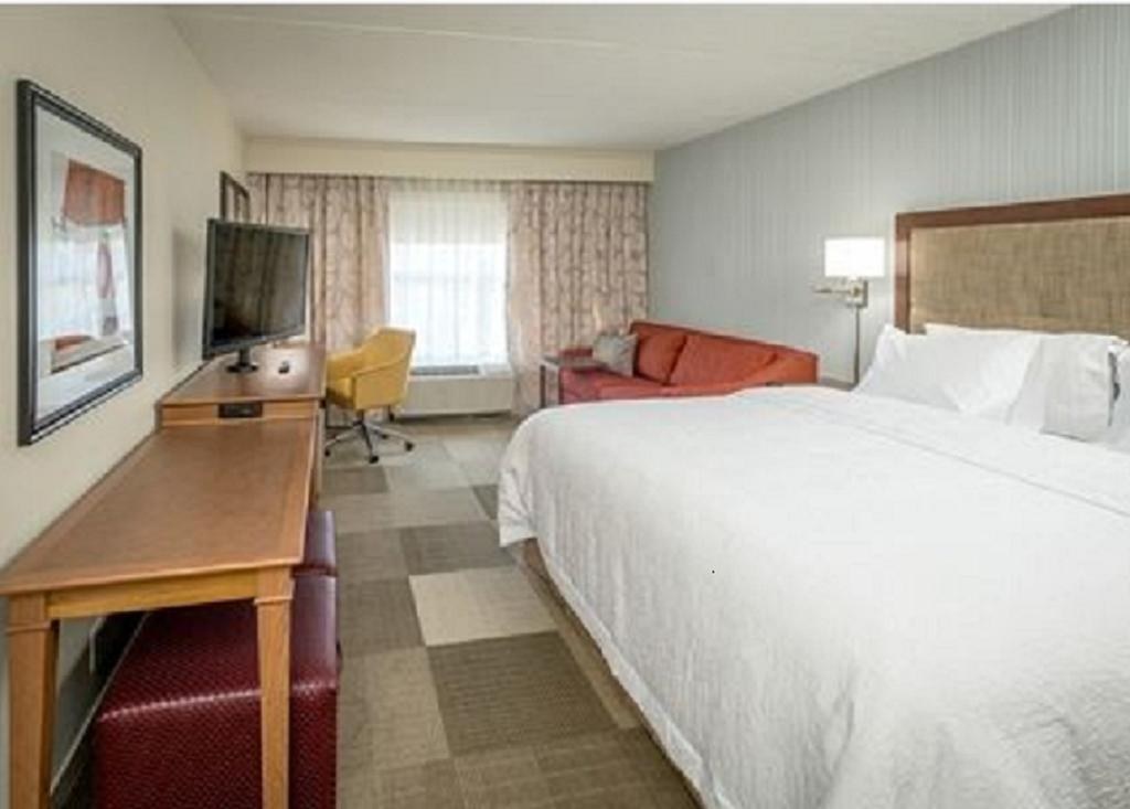 Hampton Inn & Suites by Hilton Kelowna Airport photo 2