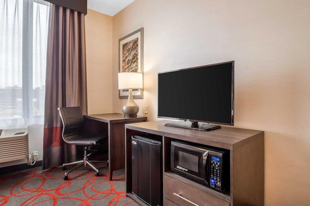 COMFORT INN & SUITES NEAR STADIUM photo 2