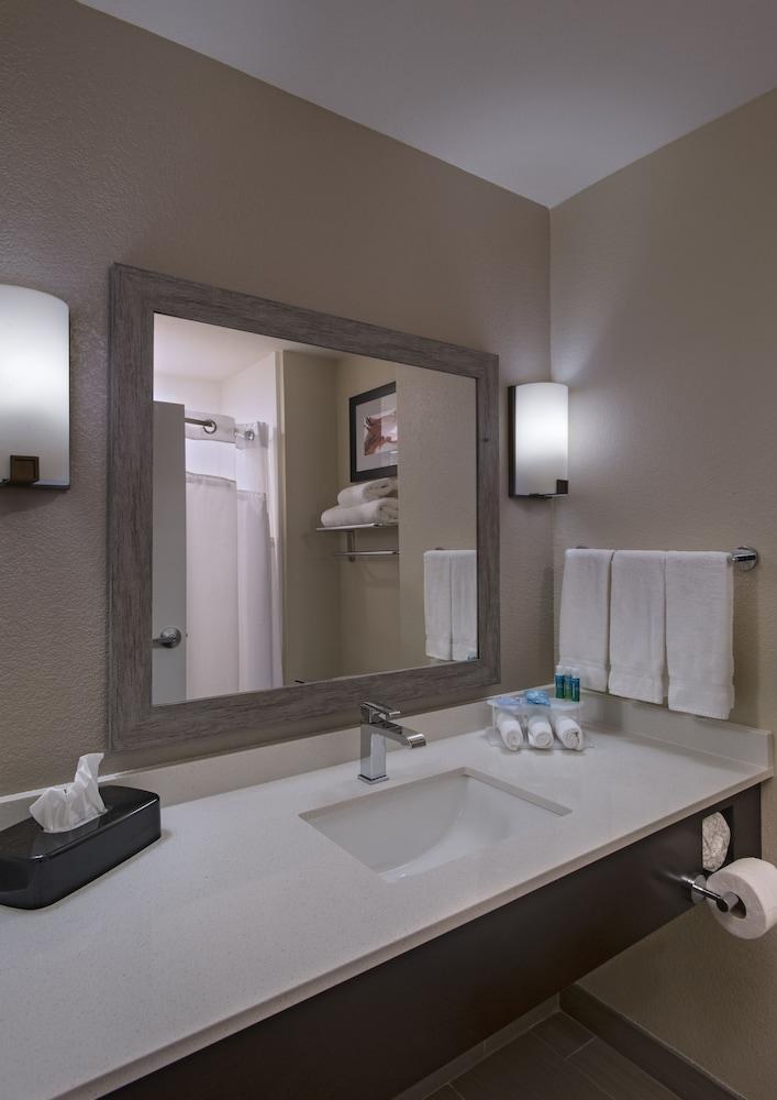 Holiday Inn Express & Suites AUSTIN NW - FOUR POINTS photo 3