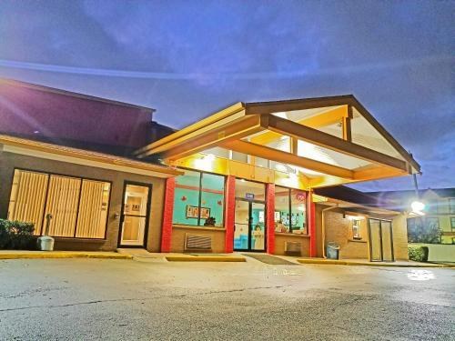Howard Johnson by Wyndham Houston Hobby Airport photo 2