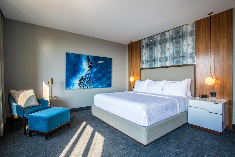 Renaissance Saint Elm Dallas Downtown Hotel