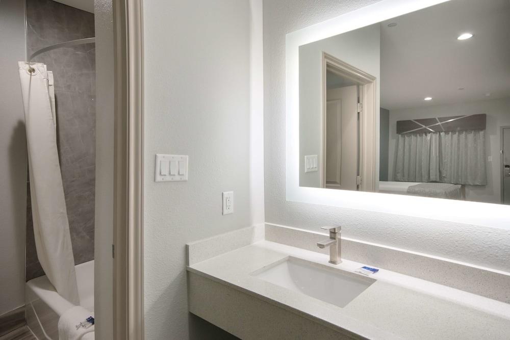 AMERICAS BEST VALUE INN & SUITES NORTHEAST HOUSTON I-610 photo 3