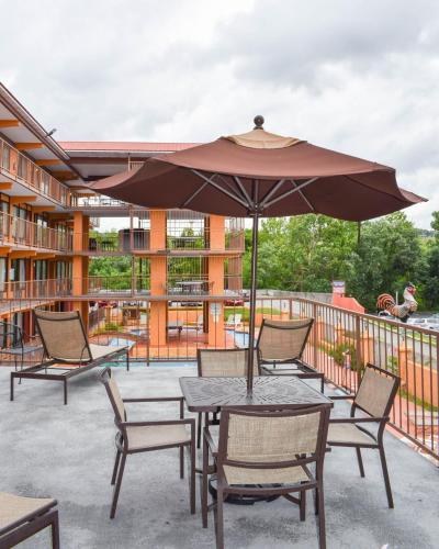 AMERICANA INN & SUITES PIGEON FORGE photo 2