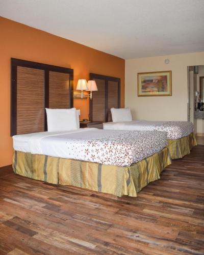 AMERICANA INN & SUITES PIGEON FORGE photo 4