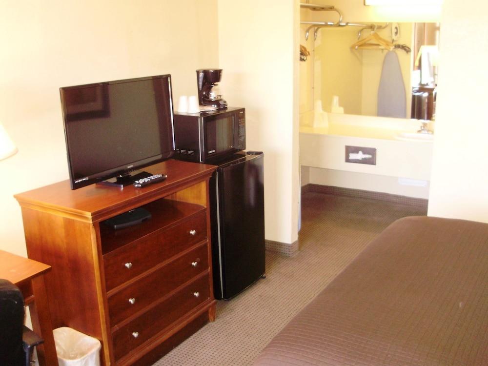 Trade Winds Central Inn photo 1