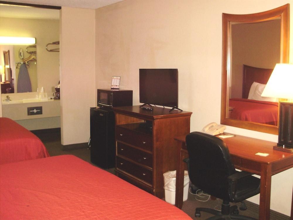 Trade Winds Central Inn photo 2