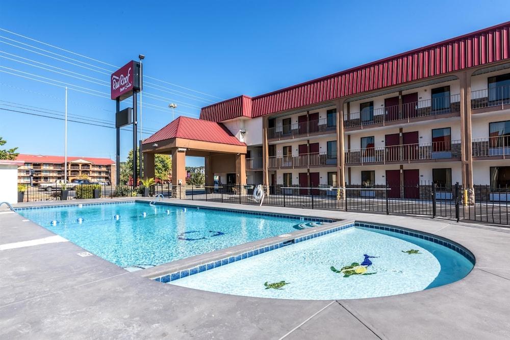 Red Roof Inn & Suites Pigeon Forge Parkway