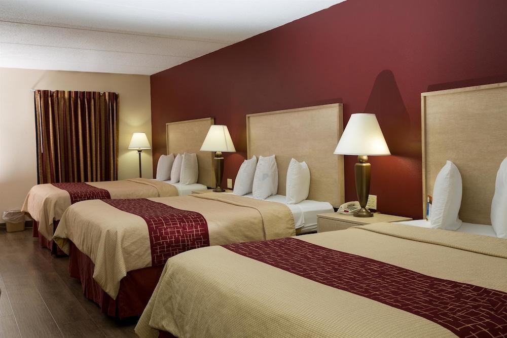 Red Roof Inn & Suites Pigeon Forge Parkway photo 1
