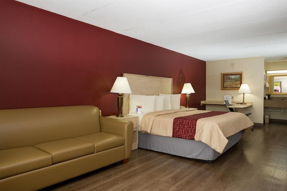 Red Roof Inn & Suites Pigeon Forge Parkway photo 2