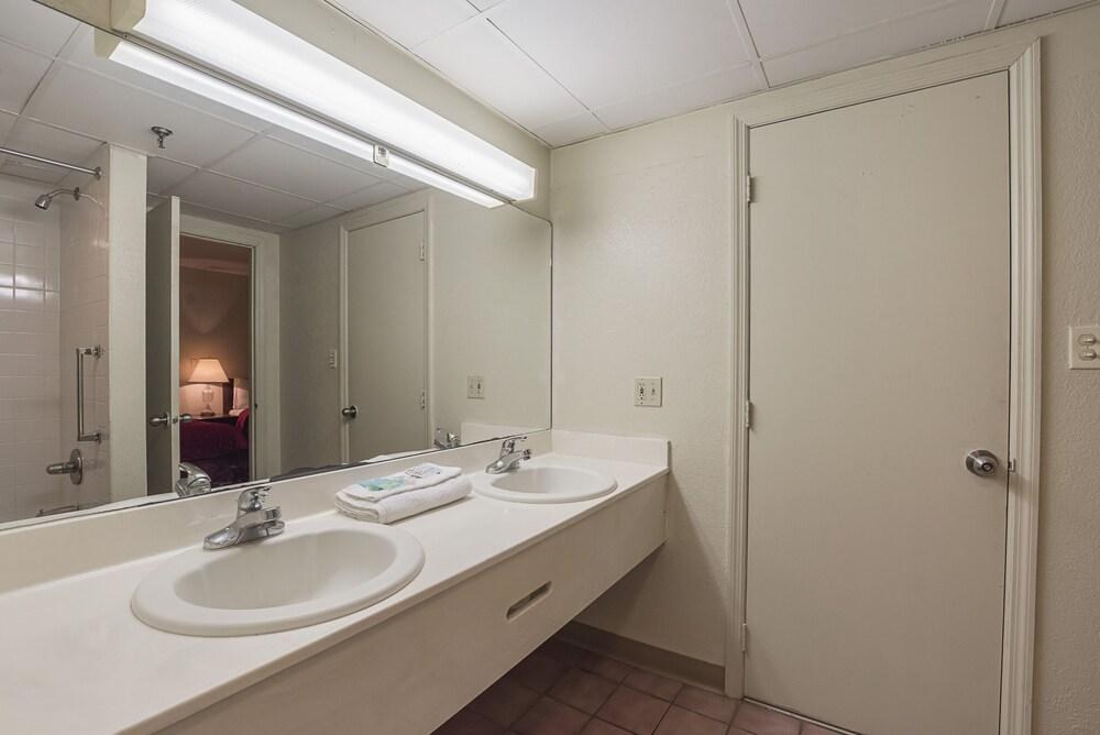 Bear Mount Inn & Suites photo 3