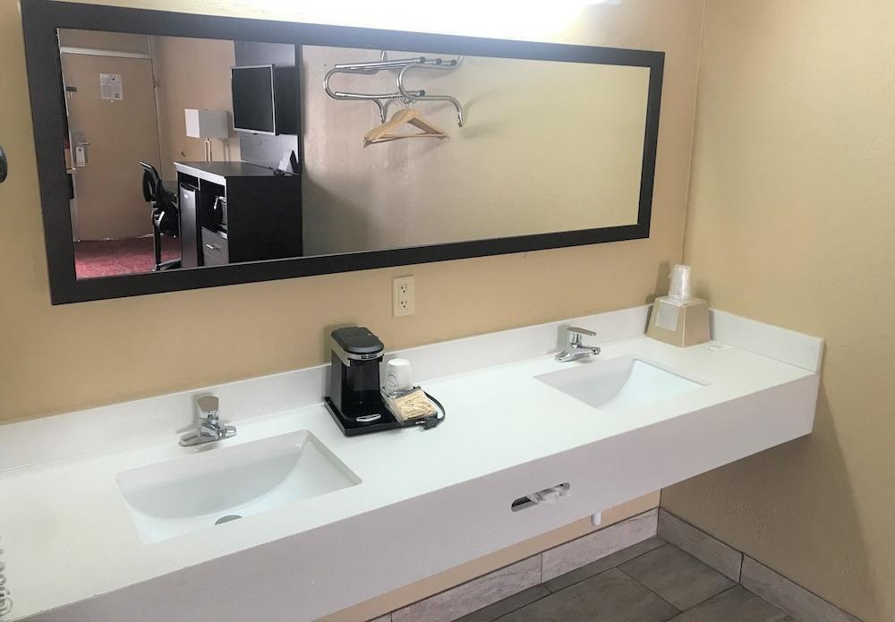 CONNER HILL MOTOR LODGE photo 1