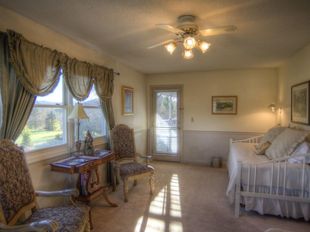 Blue Mountain Mist Country Inn photo 2