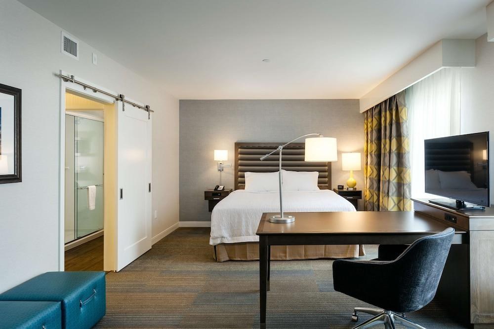 Hampton Inn & Suites by Hilton Seattle/Northgate photo 1