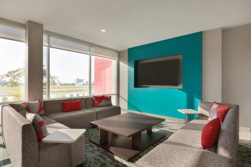avid hotel Tulsa South - Medical District photo 2