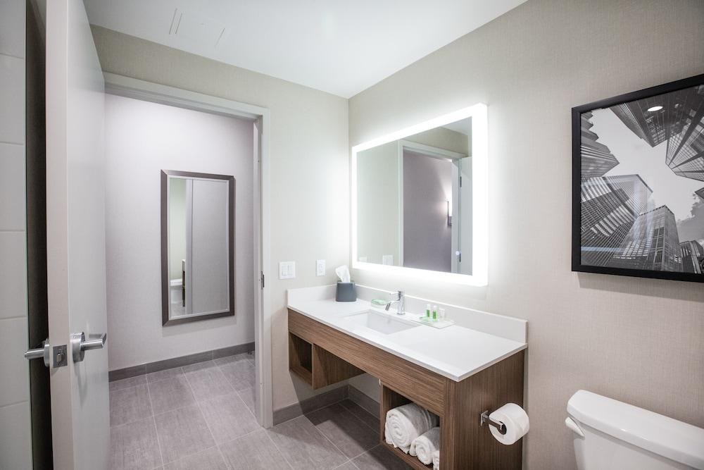 Holiday Inn Hotel & Suites Calgary South - Conference Ctr, an IHG Hotel photo 3