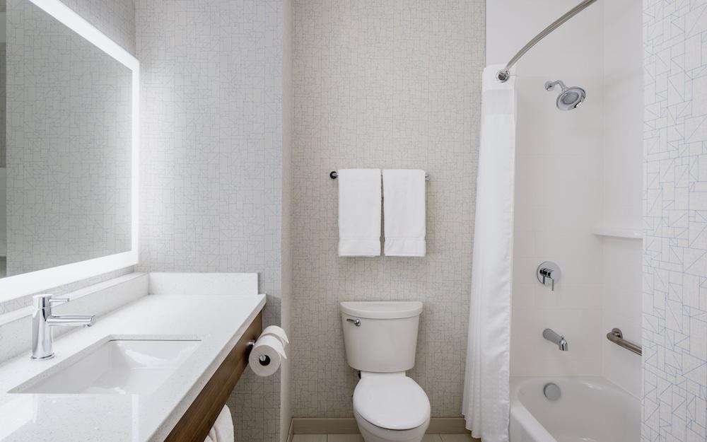 Holiday Inn Express & Suites Kelowna - East, an IHG Hotel photo 3