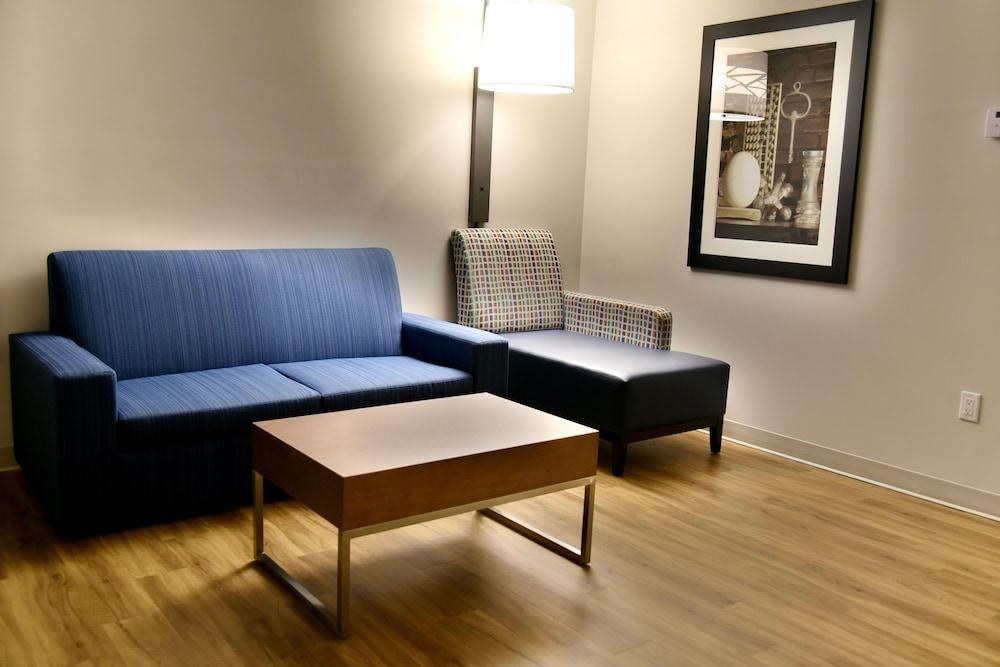 Holiday Inn Express & Suites - Gatineau - Ottawa, an IHG Hotel photo 2