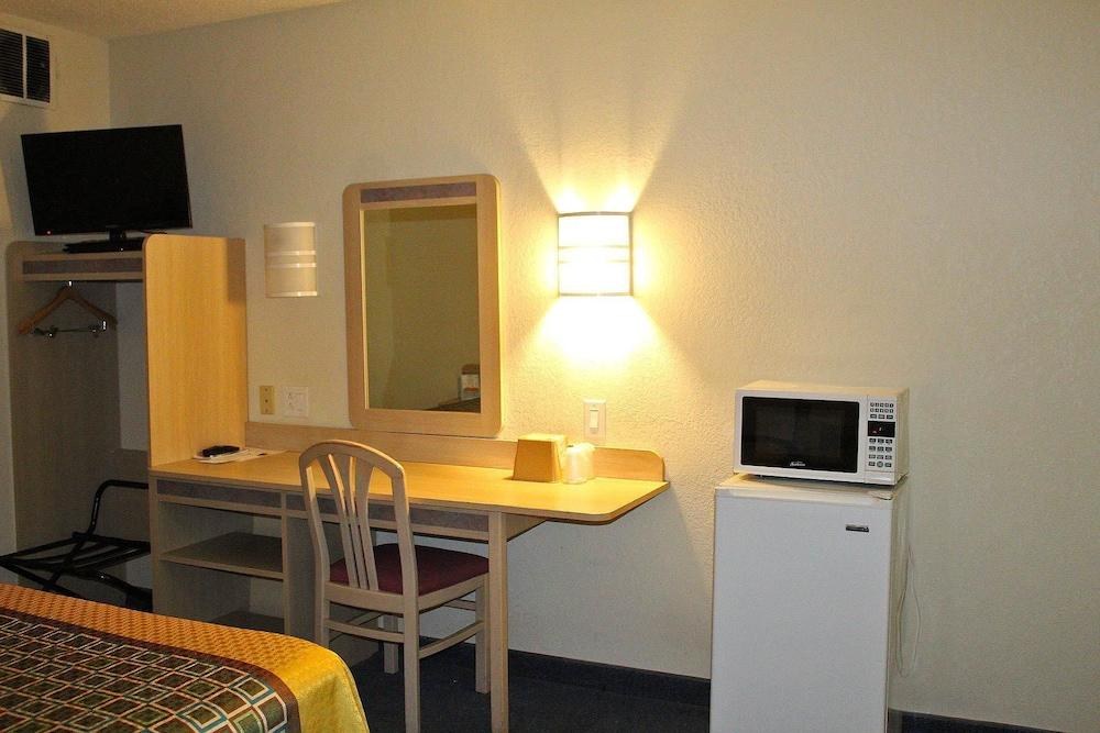 Howard Johnson by Wyndham Clarksville Tennessee