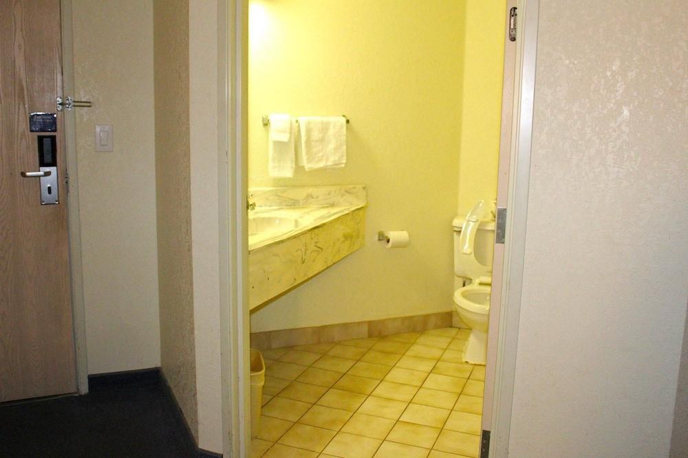 Howard Johnson by Wyndham Clarksville Tennessee photo 2