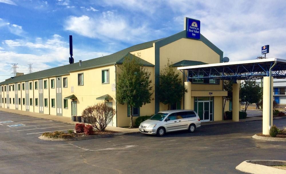 Howard Johnson by Wyndham Clarksville Tennessee photo 3