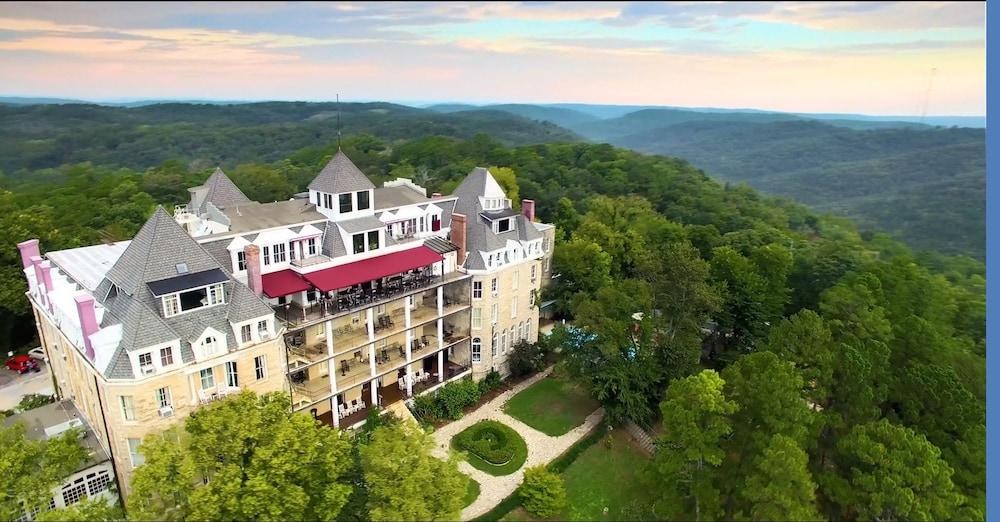 1886 Crescent Hotel and Spa