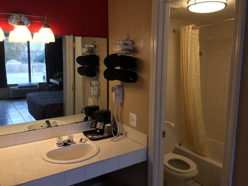 Budget Inn photo 3