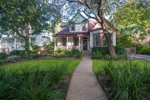 Brava House Bed and Breakfast