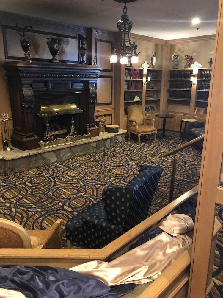 The Chateau Hotel and Conference Center photo 3