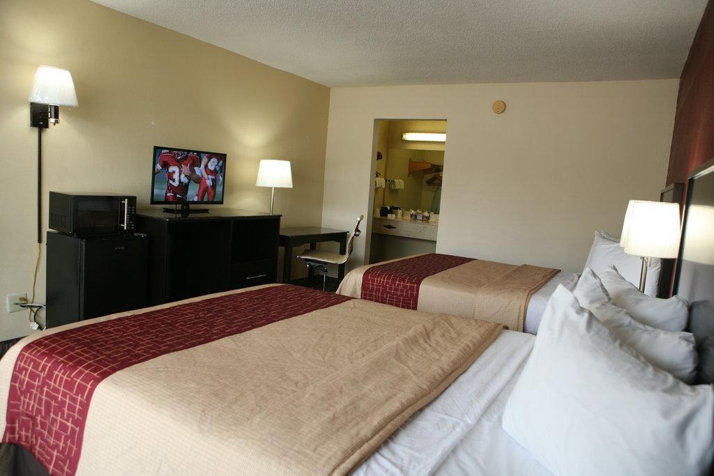 Red Roof Inn & Suites Cave City photo 1