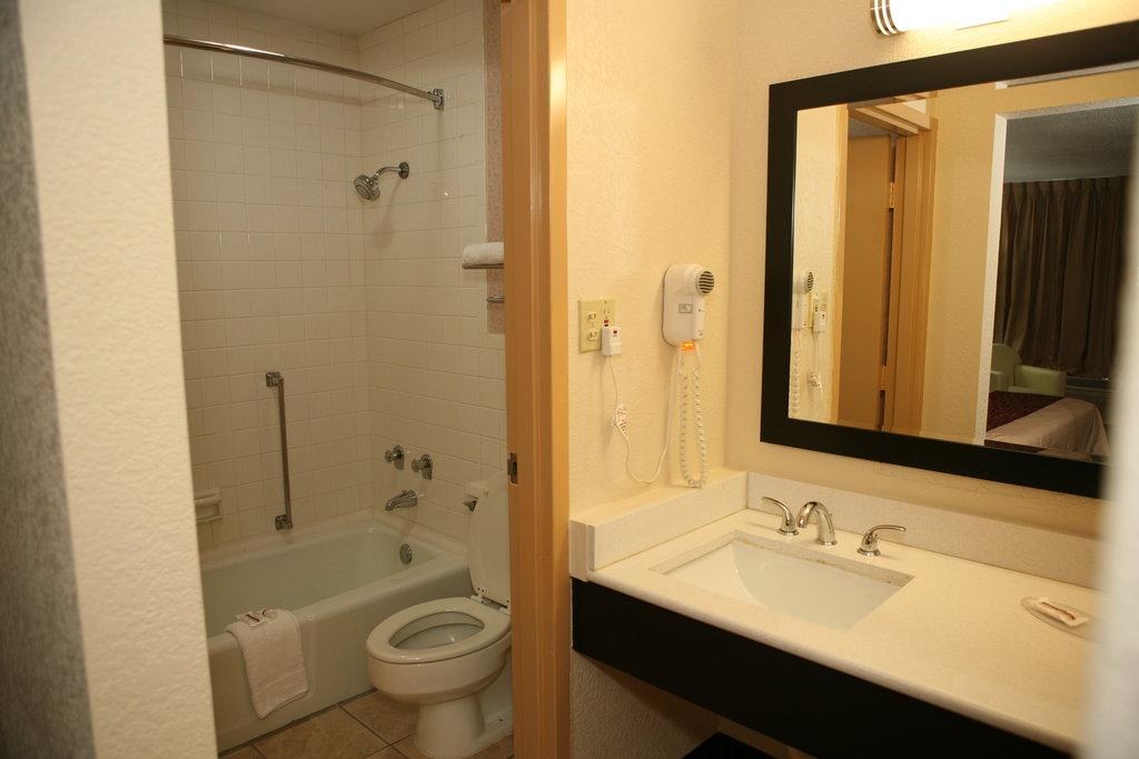 Red Roof Inn & Suites Cave City photo 2