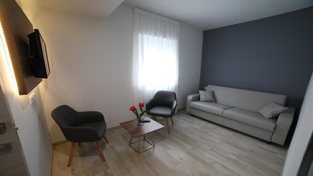 8 Room Hotel photo 1
