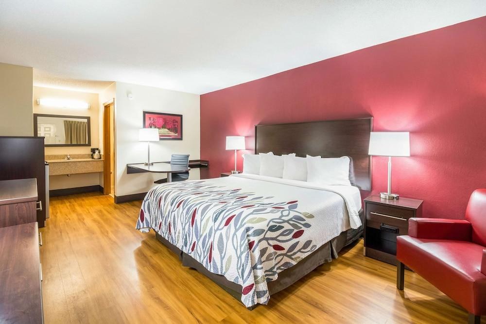 Red Roof Inn Clarksville photo 2