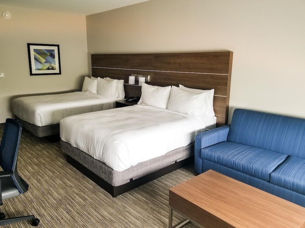 Holiday Inn Express and Suites Charlotte NE - Univ photo 1