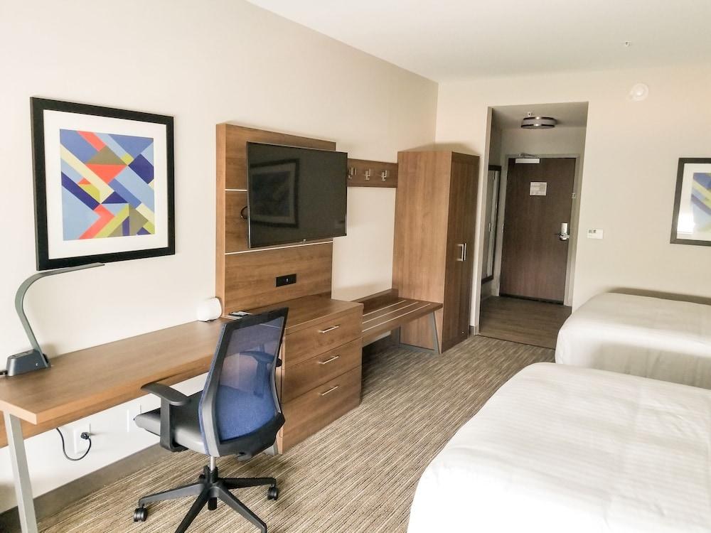Holiday Inn Express and Suites Charlotte NE - Univ photo 2