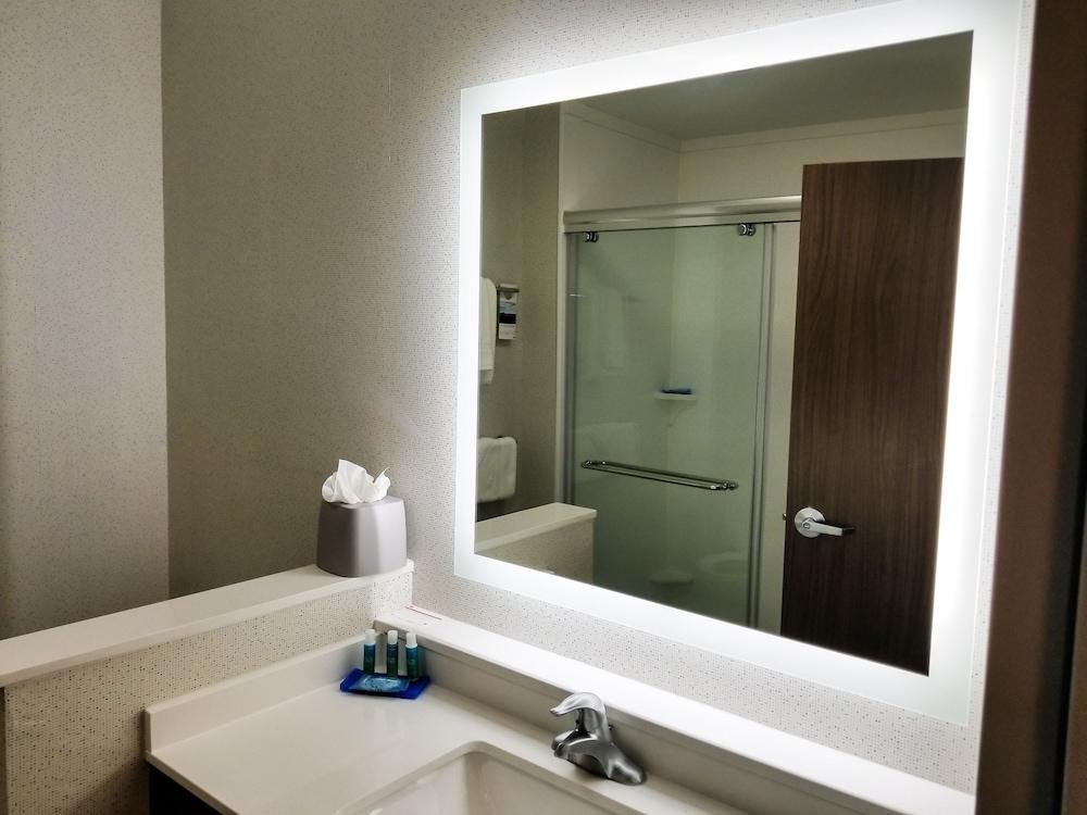 Holiday Inn Express and Suites Charlotte NE - Univ photo 3