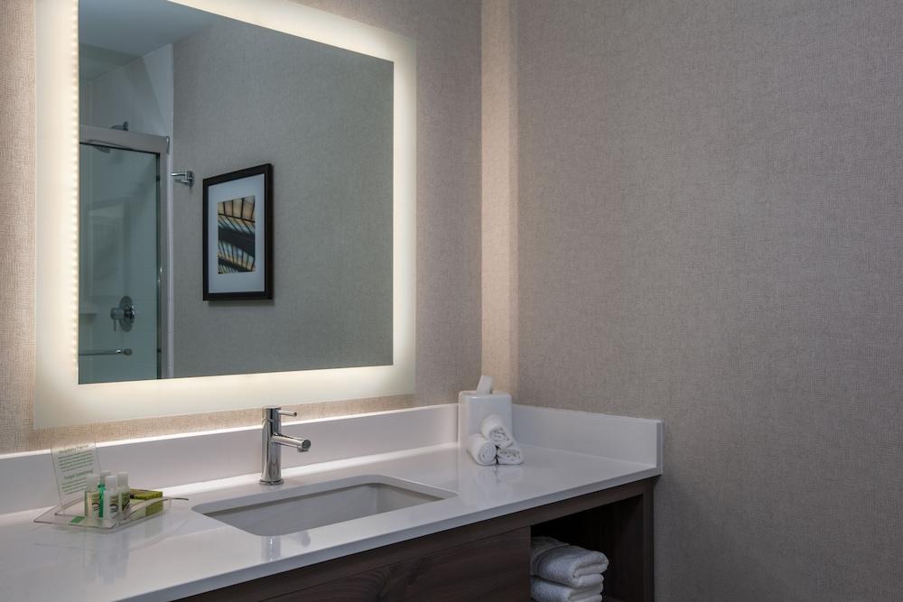 Holiday Inn Cleveland Clinic photo 3